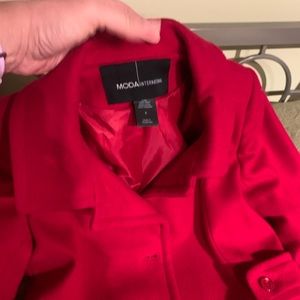 Nice winter coat, beautiful red color. Fits your waits wonderfully.